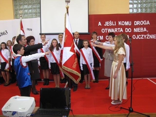 Uczniowie zlożyli ślubowanie na nowy sztandar szkoły.