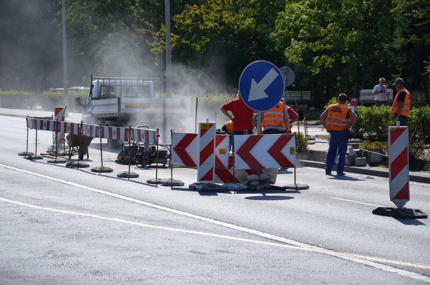 Wrocław: Dziura na ul. Lotniczej prawie załatana. Kiedy koniec utrudnień? (ZDJĘCIA)