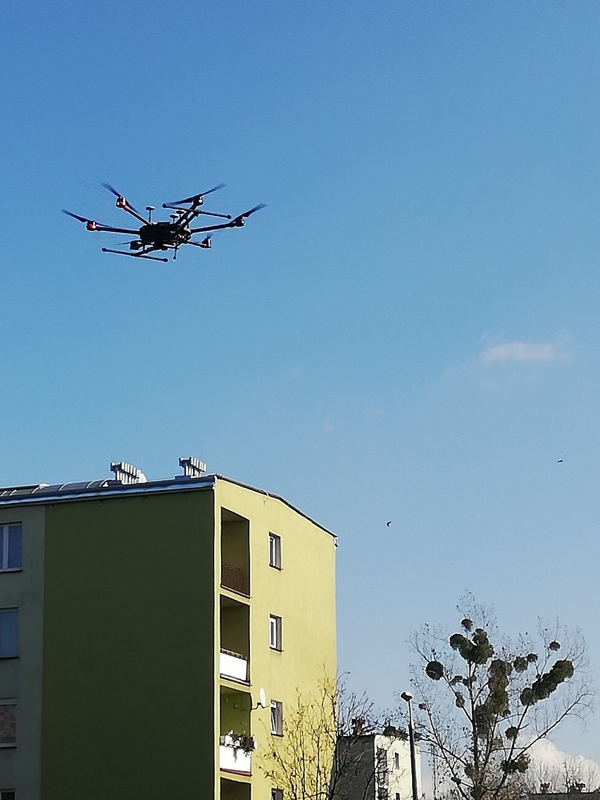 Dron, który jest wykorzystywany do walki ze smogiem, posiada...