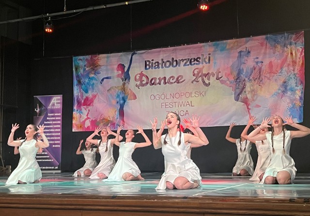 Dziewczęta z zespołu "Amulet", który działa w Pałacu Młodzieży, mają powody do radości. Ich występ na Ogólnopolskm Festiwalu Tańca "Białobrzeski Dance Art" w Nowy Dworze Gdańskim został nagrodzony.