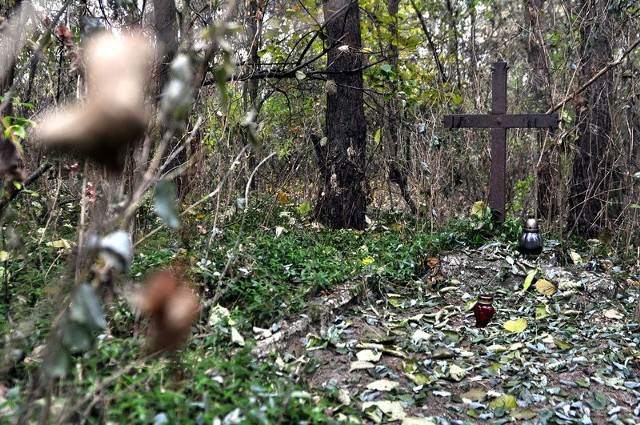 Niewiele już zostało z dawnych grobów cmentarza na radomskim Godowie. Przed laty wandale zniszczyli ogrodzenie i samą nekropolię.