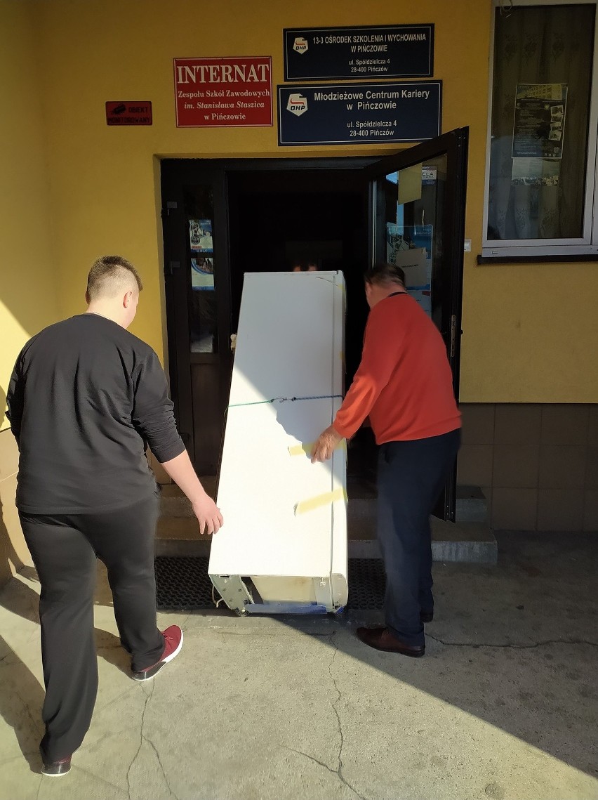 Uchodźcy z Ukrainy w internacie "Staszica" w Pińczowie mają nową lodówkę. Stara się popsuła 