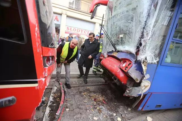 Jak tu nie wierzyć w fatum! Fatalnie rozpoczął się 13 w piątek dla podróżnych i motorniczej tramwaju linii 20, który zderzył się z tramwajem linii 15 na ul. 3 Maja w Katowicach tuż przed Placem Wolności 7 osób został poszkodowanych. 4 z nich, w tym motornicza, trafiło do szpitala.CZYTAJ, JAK DOSZŁO DO WYPADKUTRAGICZNY WYPADEK TRAMWAJÓW: 7 OSÓB RANNYCHWYPADEK TRAMWAJÓW W KATOWICACH