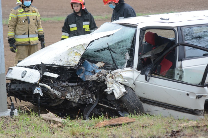 Wypadek w Rogóźnie. Samochód uderzył w drzewo, kierowca był pijany [zdjęcia]