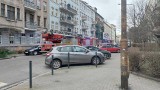 Pożar kamienicy we Wrocławiu. Ogień gasiło 8 zastępów straży pożarnej