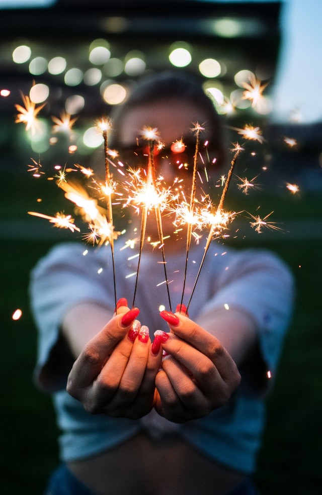 Paznokcie na zimę i karnawał 2021. Te karnawałowe i zimowe paznokcie są hitem! Najmodniejsze paznokcie i inspiracje znajdziesz w galerii na kolejnych zdjęciach >>>