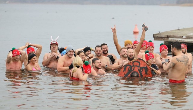 Członkowie Stowarzyszenia Pogoria Morsuje spotykają się w każdą niedzielę.Zobacz kolejne zdjęcia. Przesuwaj zdjęcia w prawo - naciśnij strzałkę lub przycisk NASTĘPNE