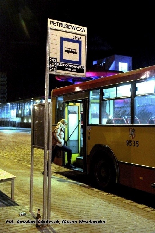 Wrocław: Autobusy nocne przeniosły się z dworca PKS pod aquapark (ZDJĘCIA)