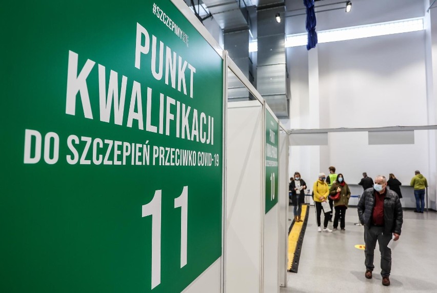 Punkt szczepień przeciwko COVID-19 przy Dębowej 21 w Gdańsku...