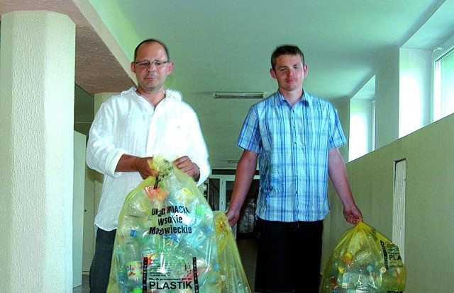 Hubert Grabiński (z prawej) i jego wychowawca Tomasz Grodzki  namawiają do segregacji odpadów i sami dają przykład