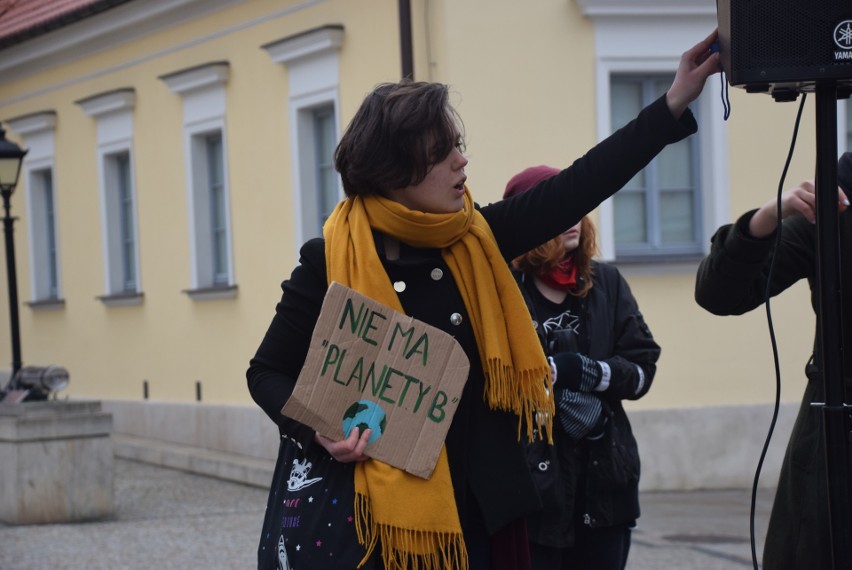 Młodzieżowy Strajk Klimatyczny zamiast Black Friday. Młodzi uciekli ze szkoły by strajkować dla Ziemi (ZDJĘCIA)