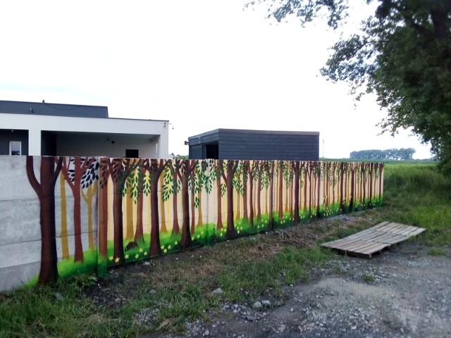 "Teraz mamy mural, który podoba się mieszkańcom. Stanowi przedłużenie alei z topolami, która prowadzi do ul. Jarzębinowej" - mówi Marlena Gądkowska, sołtys Mokronosu.