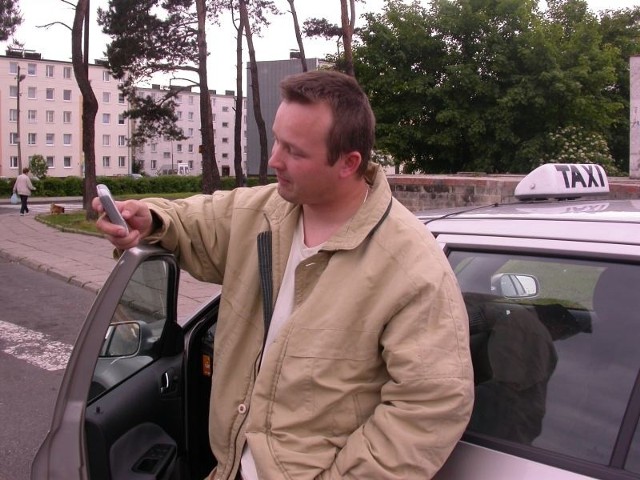 Taksówkarz, pan Mirek, słuchał radia w samochodzie. - Też wyślę SMS-a, jestem patriotą lokalnym - mówił.