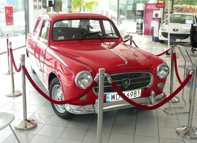 Peugeot 403 z 1965 roku był ozdobą Dni Otwartych w radomskim salonie francuskiej marki.
