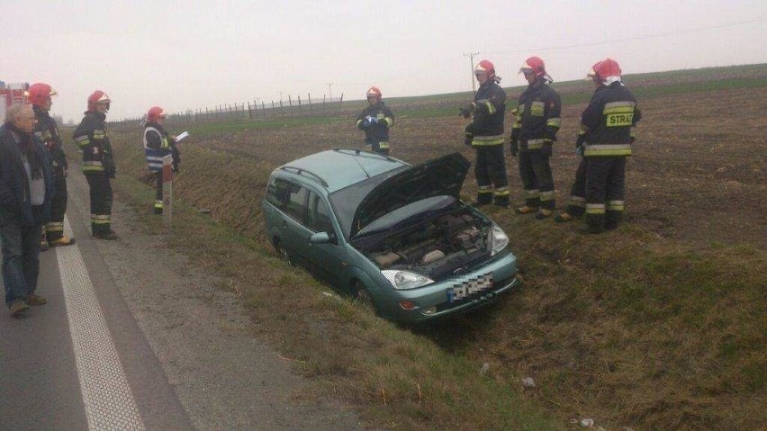 Ford focus wjechał do rowu.