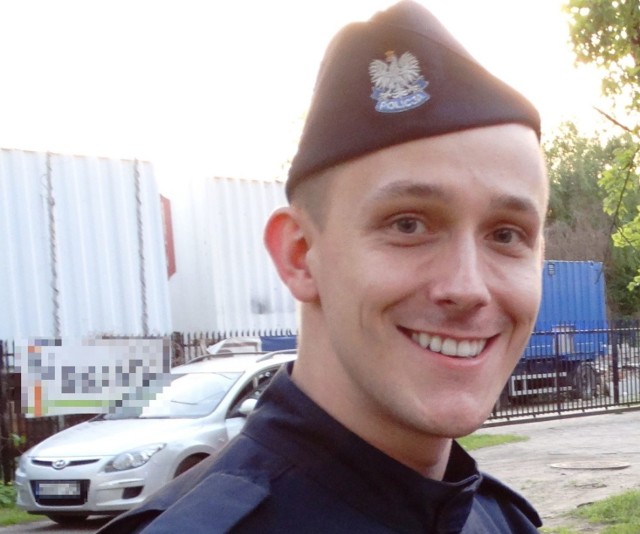 Igor Olesiński ma 27 lat, w policji służy od 2016 roku, jest także strażakiem-ochotnikiem w Szydłowcu.