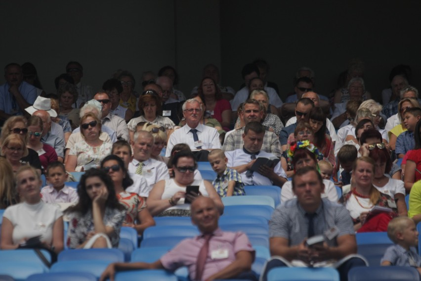 Kongres Świadków Jehowy na Stadionie Śląskim. Dzień 1. Wierni w Chorzowie przez trzy dni będą brać udział w spotkaniach ZDJĘCIA