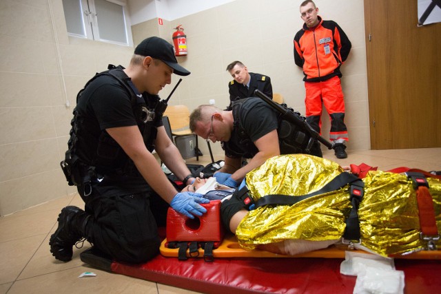 Zawody Ratowników Policyjnych kierowane są do policjantów realizujących na co dzień zadania w służbach prewencyjnych i kryminalnych. Ćwiczenia odbyły się w Słupskiej Szkole Policji.