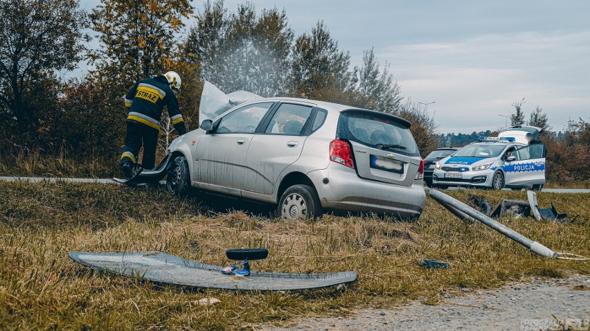 W Kryspinowie pojazd wypadł z drogi wojewódzkiej