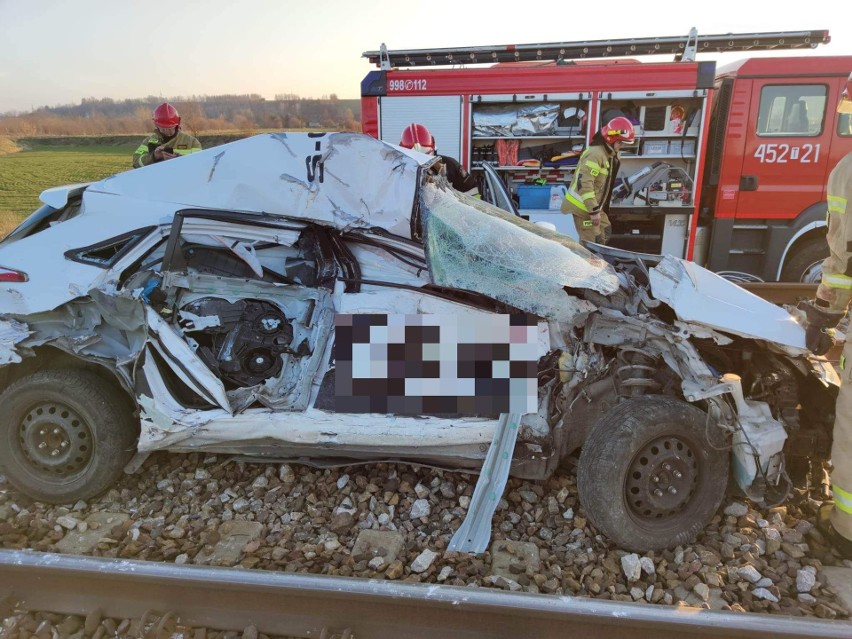 Tragedia na przejeździe kolejowym w Ostrowcu. Samochód zderzył się z pociągiem, nie żyje mężczyzna 