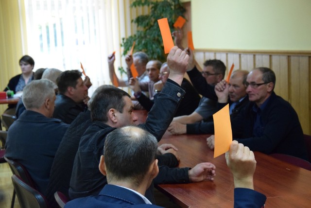 Głosowanie podczas nadzwyczajnego walnego zgromadzenia w Oleśnie.