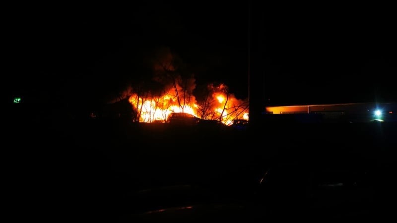 Pożar na złomowisku przy Szczecińskiej w Koszalinie [zdjęcia] 
