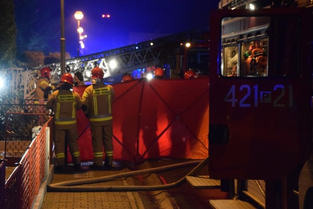 Według strażaków, podczas dokładania do pieca doszło do zaprószenia ognia, co doprowadziło do zapalenia materiałów znajdujących się w pobliżu.