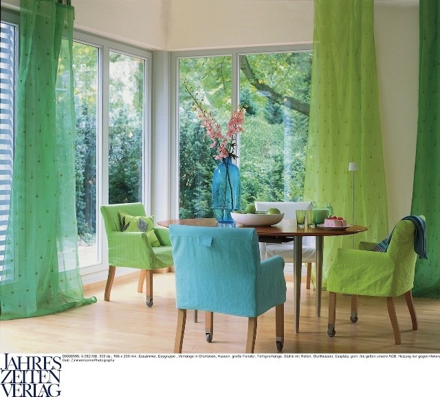 Kolorowe tkaniny na meblach i w oknieKolorowe tkaniny na meblach i w oknie mogą zdziałać cuda