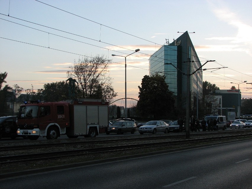 Trzy auta zderzyły się na ul. Drobnera. Ranni trafili do szpitala (FOTO)