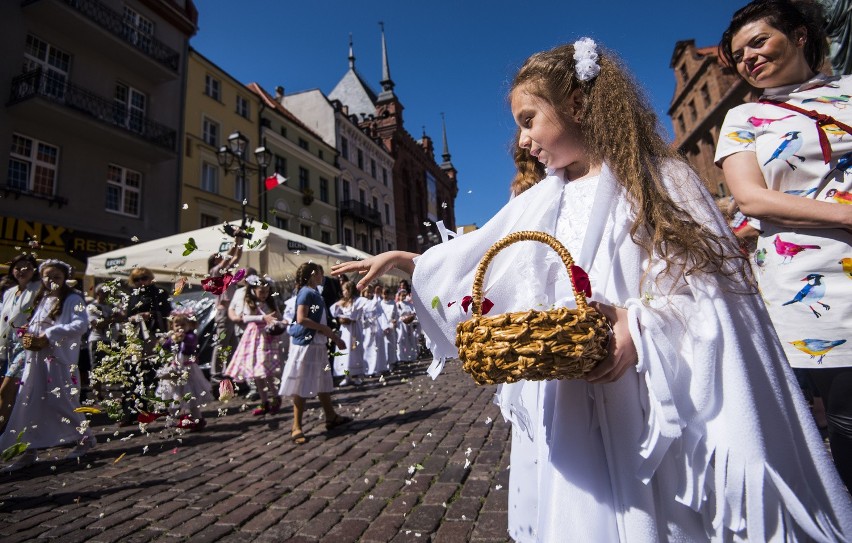 Sypanie kwiatów przed Eucharystią