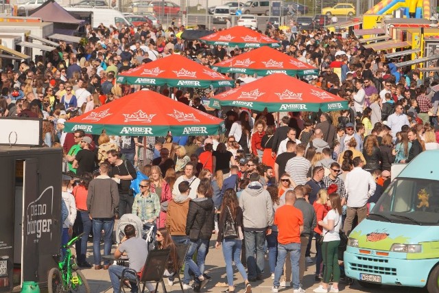 W weekend w Poznaniu odbywa się impreza "Wielka Szama na Stadionie". Festiwal Smaków Food Trucków 2019 przyciągnął pod stadion przy Bułgarskiej prawdziwe tłumy łakomczuchów.Przejdź do kolejnego zdjęcia --->