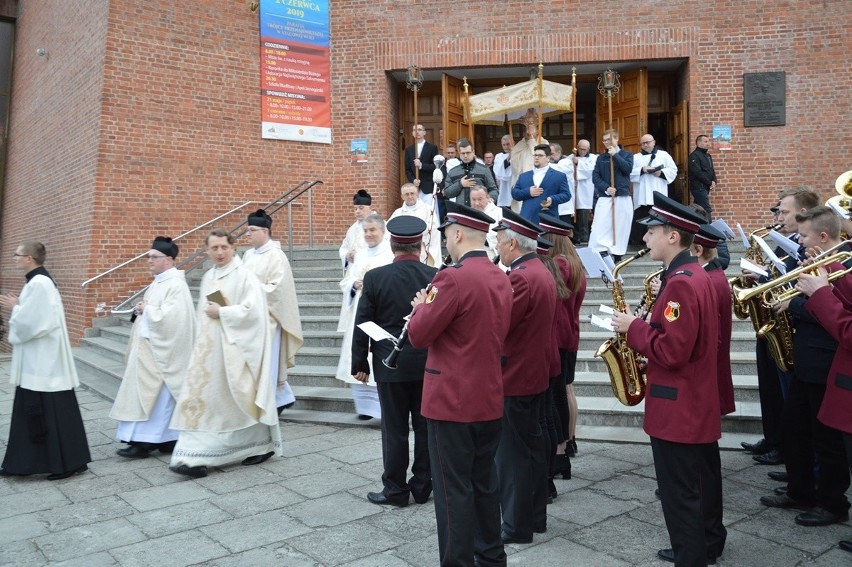 Msze rezurekcyjne wokół kościołów o poranku w Wielką Niedzielę
