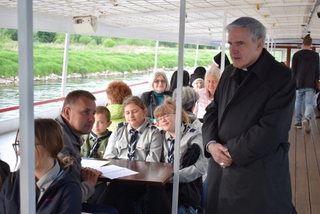 Biskup Krzysztof Nitkiewicz ordynariusz diecezji sandomierskiej zaprosił duchownych, wiernych, siostry zakonne, harcerzy  i turystów na pokład statku turystycznego "Syrenka", aby płynąc po Wiśle przypomnieć o trwających nabożeństwach majowych. 