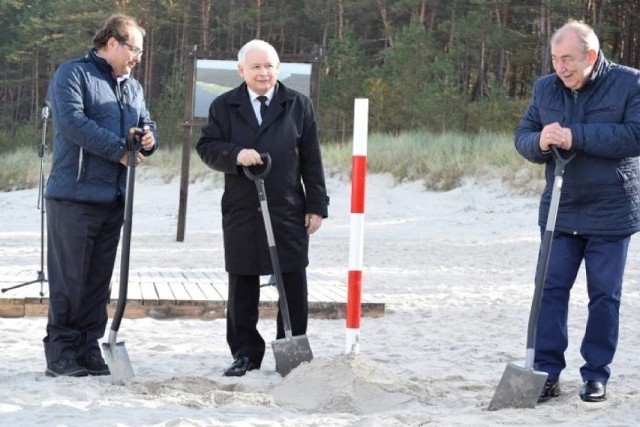 Październik 2018 r. - Jarosław Kaczyński, Marek Gróbarczyk i Jerzy Wilk wkopali na plaży słupek wytyczający linię przyszłego przekopu