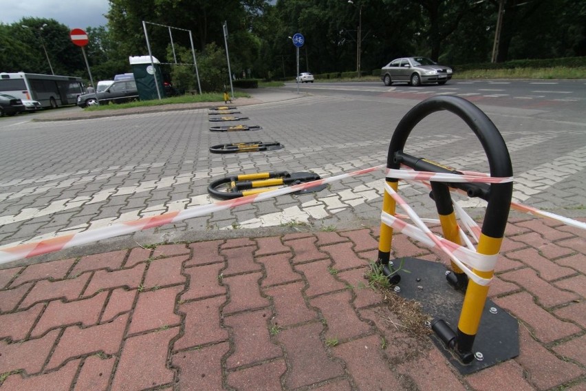 Wrocław: Połowa parkingu przy Mickiewicza zamknięta. Na pozostalej części brakuje miejsc (ZDJĘCIA)