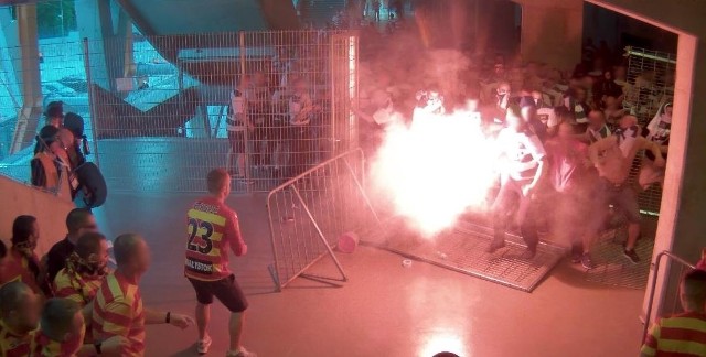 Mecz Jagiellonia Białystok - Lechia Gdańsk. Do takich przepychanek doszło w środku stadionu.  Metalowe zabezpieczenia nie były żadną przeszkodą dla agresywnych kibiców. 