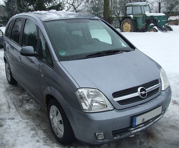 Zabezpieczony przez policjantów opel.