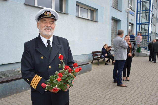 Marek Marzec przyniósł na zjazd kwiaty dla szkolnych koleżanek.