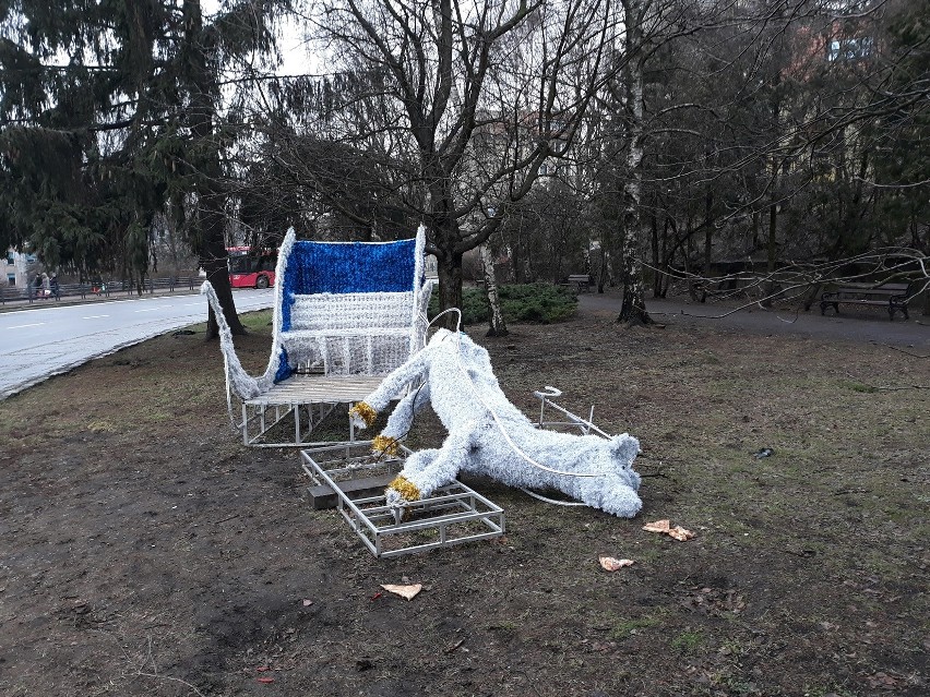 Renifer jest ozdobą świąteczno-noworoczną w centrum...