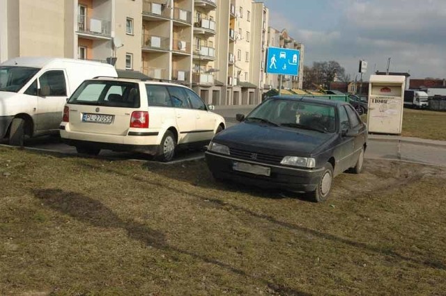 Kierowcy tego peugeota widocznie wygodniej było zaparkować na trawniku, choć w promieniu kilkudziesięciu metrów nie brakowało miejsc postojowych.