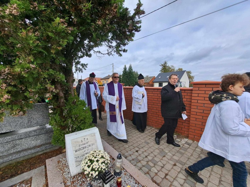 Wszystkich Świętych 2023 na cmentarzu we Włoszczowe. Wiele osób przychodziło na groby od samego rana