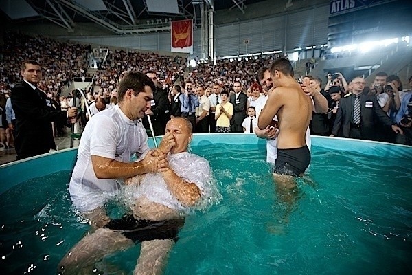 Chrzest w basenie. Świadkowie Jehowy w Atlas Arenie (galeria)
