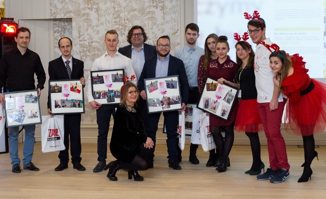 Podczas spotkania w Sali bankietowej Villi Aromat odbyła się premiera niezwykłego kalendarza zrealizowanego przez Fundację Jesteśmy Blisko. Na zdjęciu: przedstawiciele organizacji z fotografami.