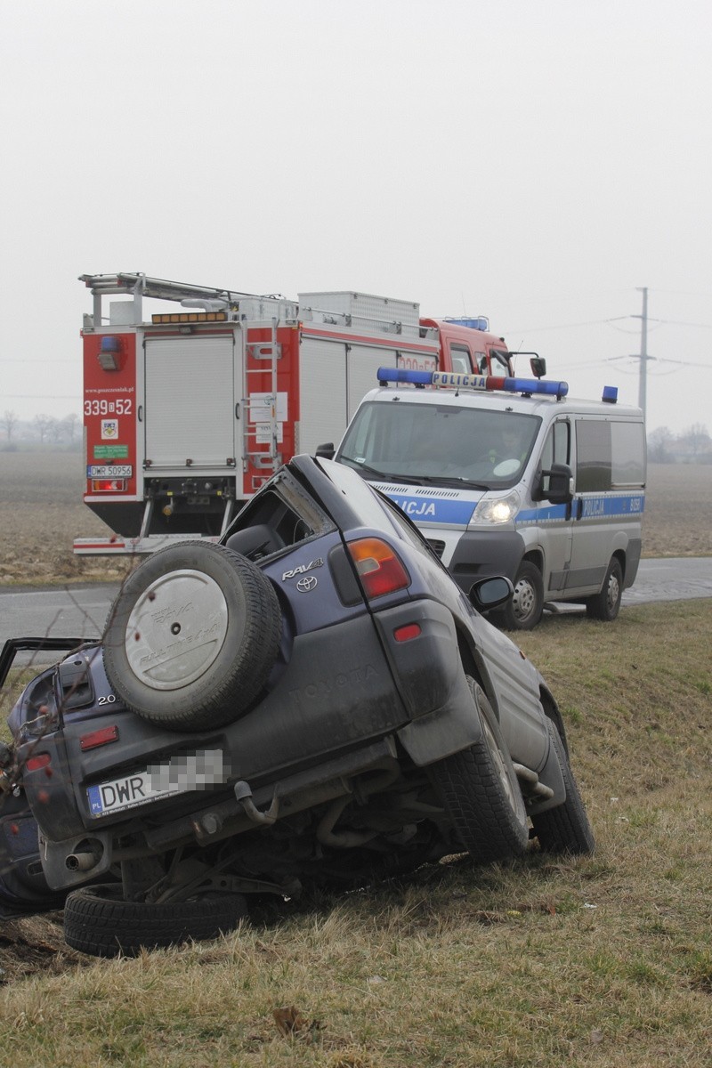 Wypadek w Kiełczowie. Ranna kobieta i dwoje dzieci (ZDJĘCIA)