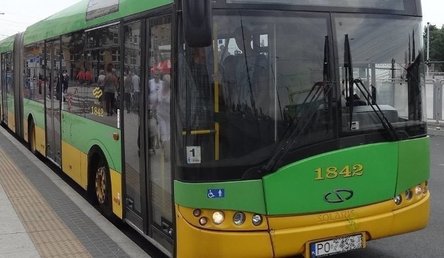 W autobus linii nr 73 uderzył samochód osobowy.