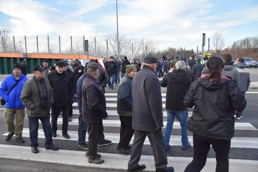 Zgłobice. Mieszkańcy domagają się przebudowania skrzyżowania i zablokowali drogę krajową nr 94 [ZDJĘCIA]