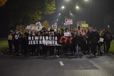 Strajk kobiet w Żorach. Znów głośno na ulicach miasta. Przed biurem PiS odczytano listy kobiet: "Moje ciało to moja decyzja, moje sumienie"