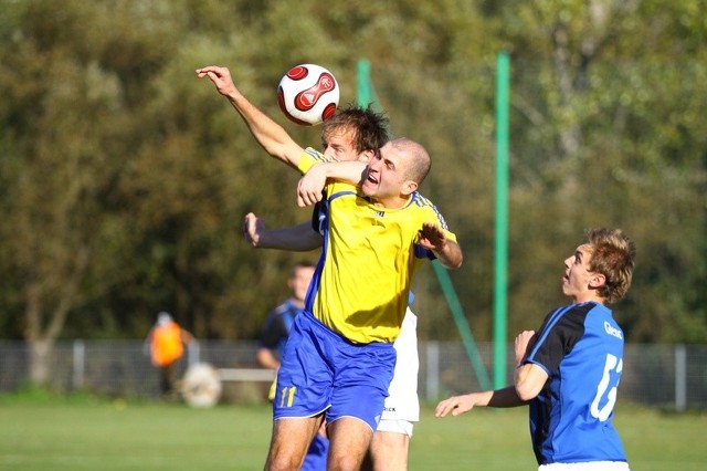 Napastnik "Swory" Kamil Kowalczyk (żółta koszulka) ostro walczył o piłkę z zawodnikami z Rogowa.