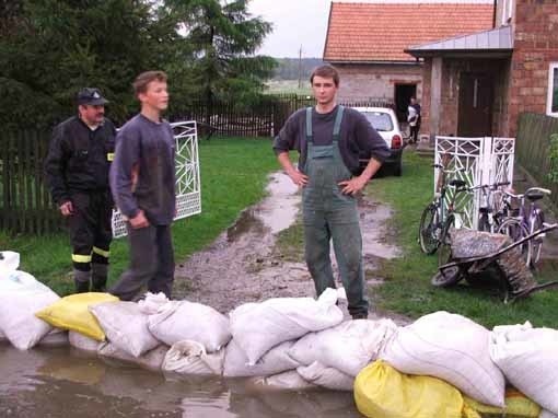 Ryszard Świder (pierwszy z prawej): - Jedna burza i zalało nas, mimo, że przepusty drogowe kanału obok domu niedawno były odnawiane.