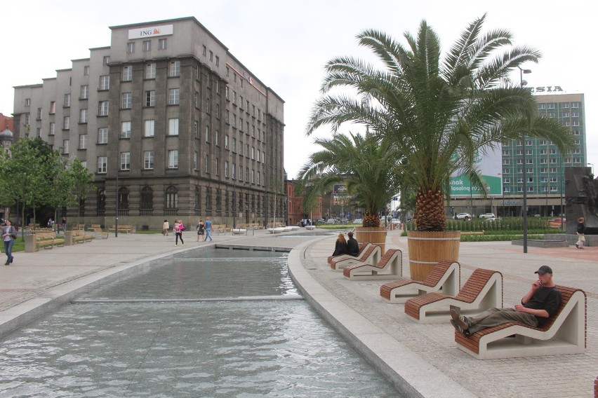 Palmy i leżaczki nad sztuczną Rawą przyciągają na Rynek w...